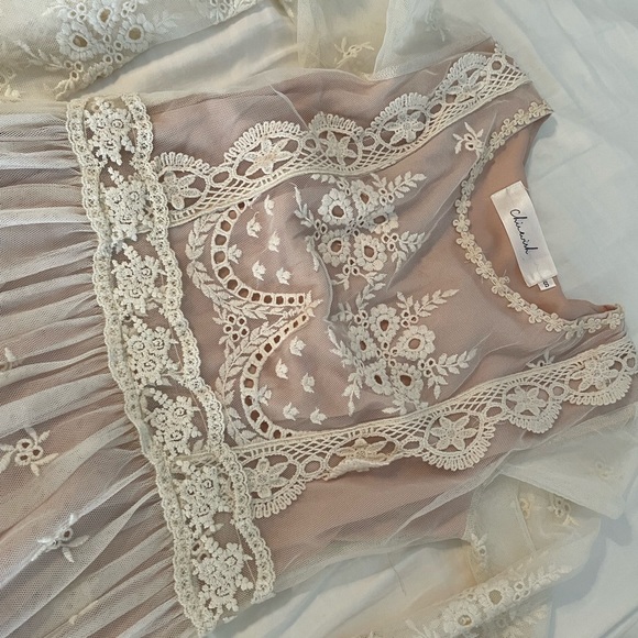 Lacey elegant cream dress for photoshoots - Picture 1 of 4